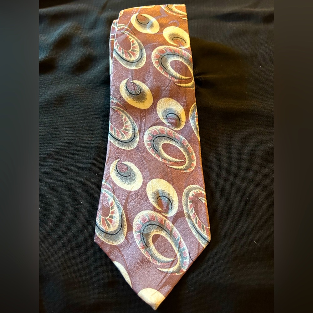 JT BECKETT Mauve Silk Patterned tie. No stains or tears.